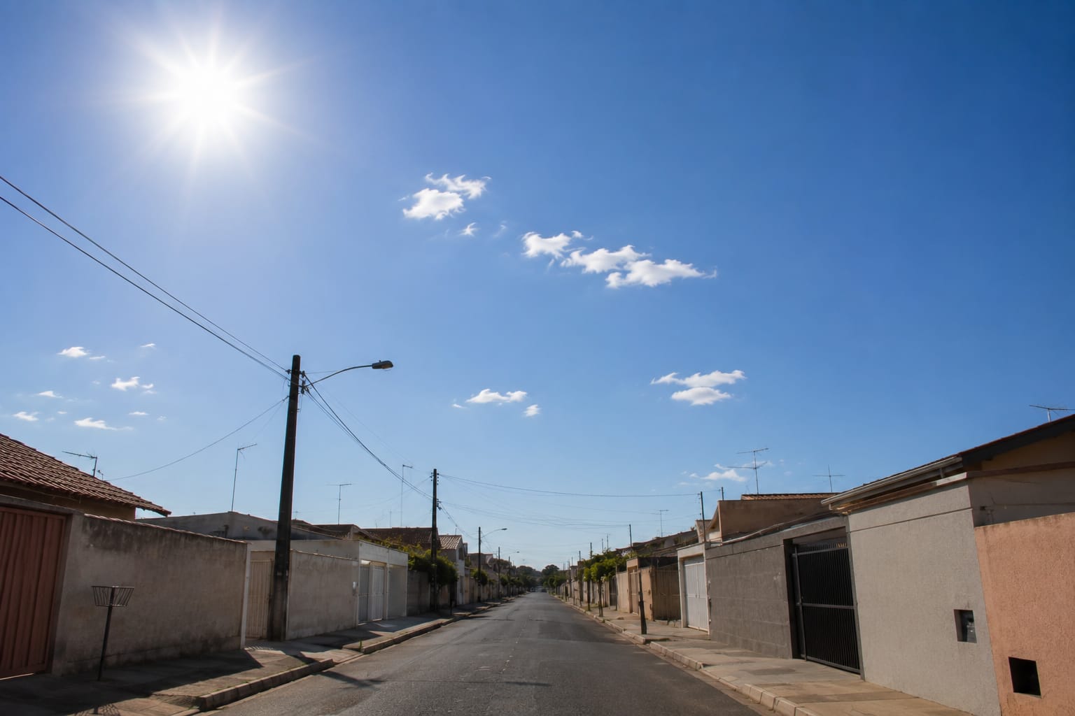 Céu azul, calor, previsão do tempo