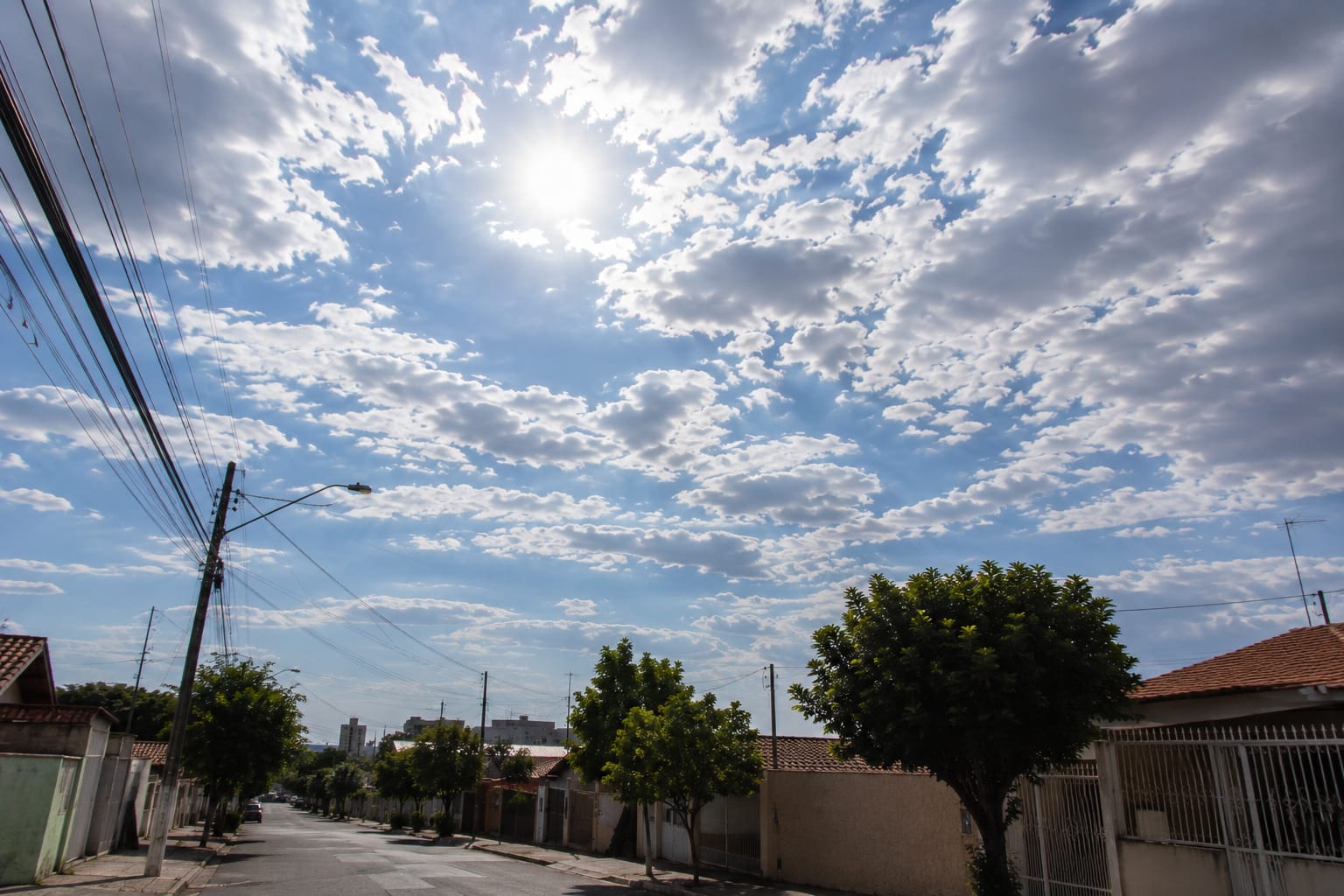 Sol em Rio Claro; sol; Rio Claro; céu azul; nuvens; calor