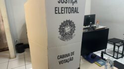 Urna eleitoral de teste localizada no cartório da 110ª Zona Eleitoral de Rio Claro, com modelo do ano de 2022