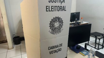 Urna eleitoral de teste localizada no cartório da 110ª Zona Eleitoral de Rio Claro, com modelo do ano de 2022