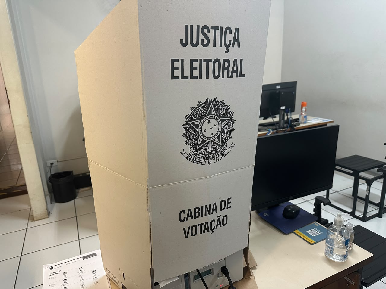 Urna eleitoral de teste localizada no cartório da 110ª Zona Eleitoral de Rio Claro, com modelo do ano de 2022