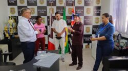 Dr. Paulo Hadich (à esquerda) recebeu vítimas na Delegacia Seccional e realizou a entrega dos celulares recuperados pela Polícia Civil