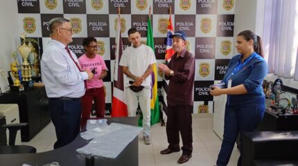 Dr. Paulo Hadich (à esquerda) recebeu vítimas na Delegacia Seccional e realizou a entrega dos celulares recuperados pela Polícia Civil