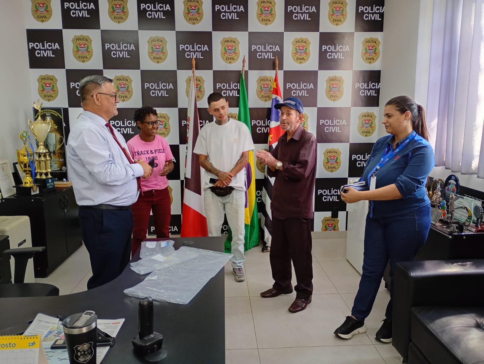 Dr. Paulo Hadich (à esquerda) recebeu vítimas na Delegacia Seccional e realizou a entrega dos celulares recuperados pela Polícia Civil