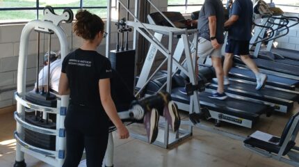 Podem participar homens e mulheres com idade entre 18 e 59 anos, que apresentem sobrepeso ou obesidade e não pratiquem atividade física regularmente há pelo menos três meses