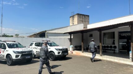 Polícia localiza dois pontos usados para armazenar e fracionar drogas em Rio Claro. Casal e uma adolescente são detidos durante investigação no Jardim das Nações