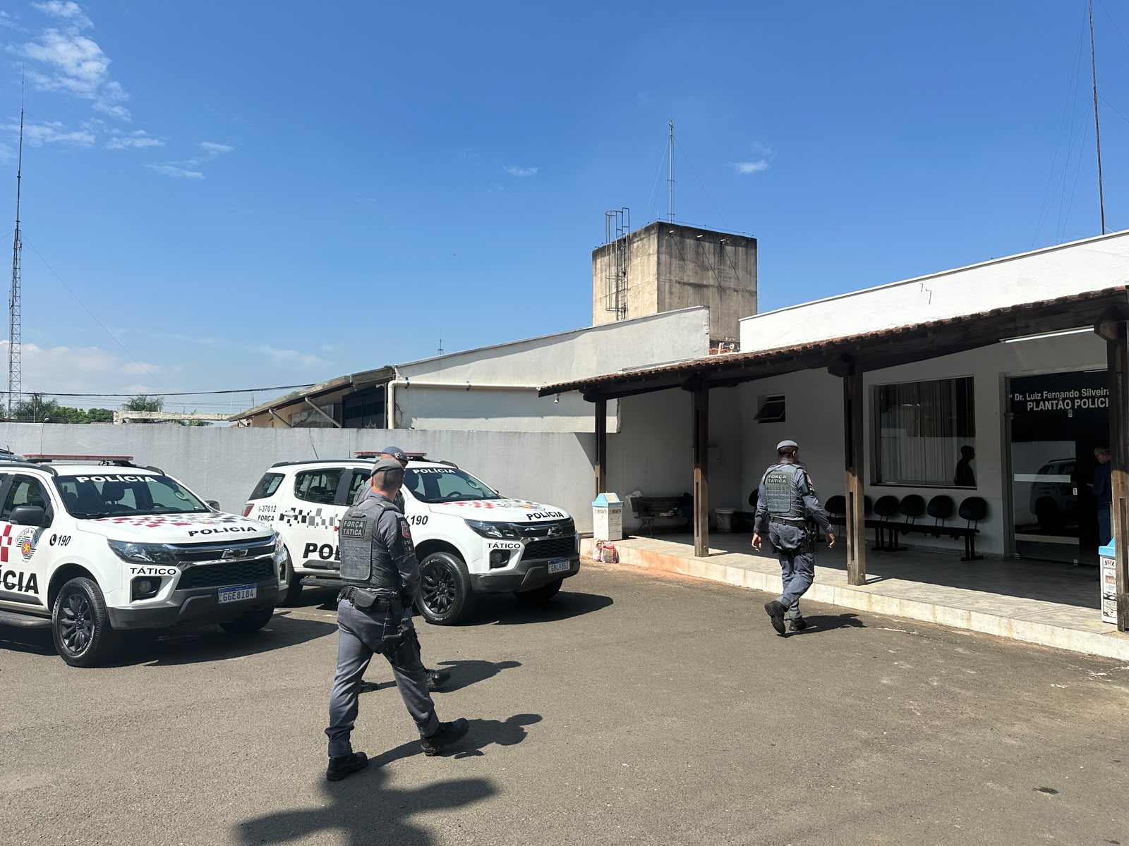 Polícia localiza dois pontos usados para armazenar e fracionar drogas em Rio Claro. Casal e uma adolescente são detidos durante investigação no Jardim das Nações