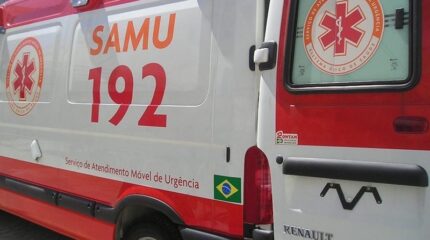 magem ilustrativa de uma viatura do SAMU. O motociclista envolvido no acidente na Avenida Brasil foi socorrido e encaminhado ao Hospital Nossa Senhora de Lourdes, mas não resistiu aos ferimentos
