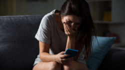 A violência digital é uma extensão da violência de gênero que ocorre fora da internet, mas ganha maior alcance com a tecnologia. Agressões que antes aconteciam no espaço doméstico ou nas ruas agora se espalham por redes sociais, perfis anônimos e aplicativos, que passam a ser utilizados para intimidar, humilhar ou controlar mulheres