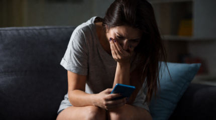 A violência digital é uma extensão da violência de gênero que ocorre fora da internet, mas ganha maior alcance com a tecnologia. Agressões que antes aconteciam no espaço doméstico ou nas ruas agora se espalham por redes sociais, perfis anônimos e aplicativos, que passam a ser utilizados para intimidar, humilhar ou controlar mulheres