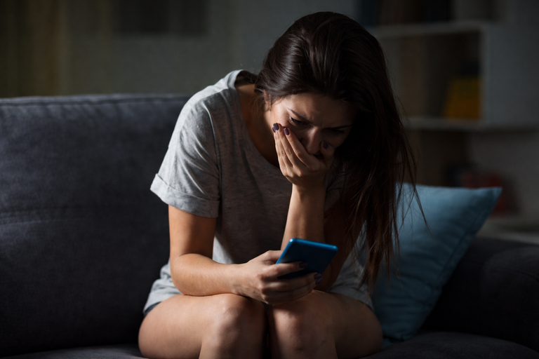 A violência digital é uma extensão da violência de gênero que ocorre fora da internet, mas ganha maior alcance com a tecnologia. Agressões que antes aconteciam no espaço doméstico ou nas ruas agora se espalham por redes sociais, perfis anônimos e aplicativos, que passam a ser utilizados para intimidar, humilhar ou controlar mulheres