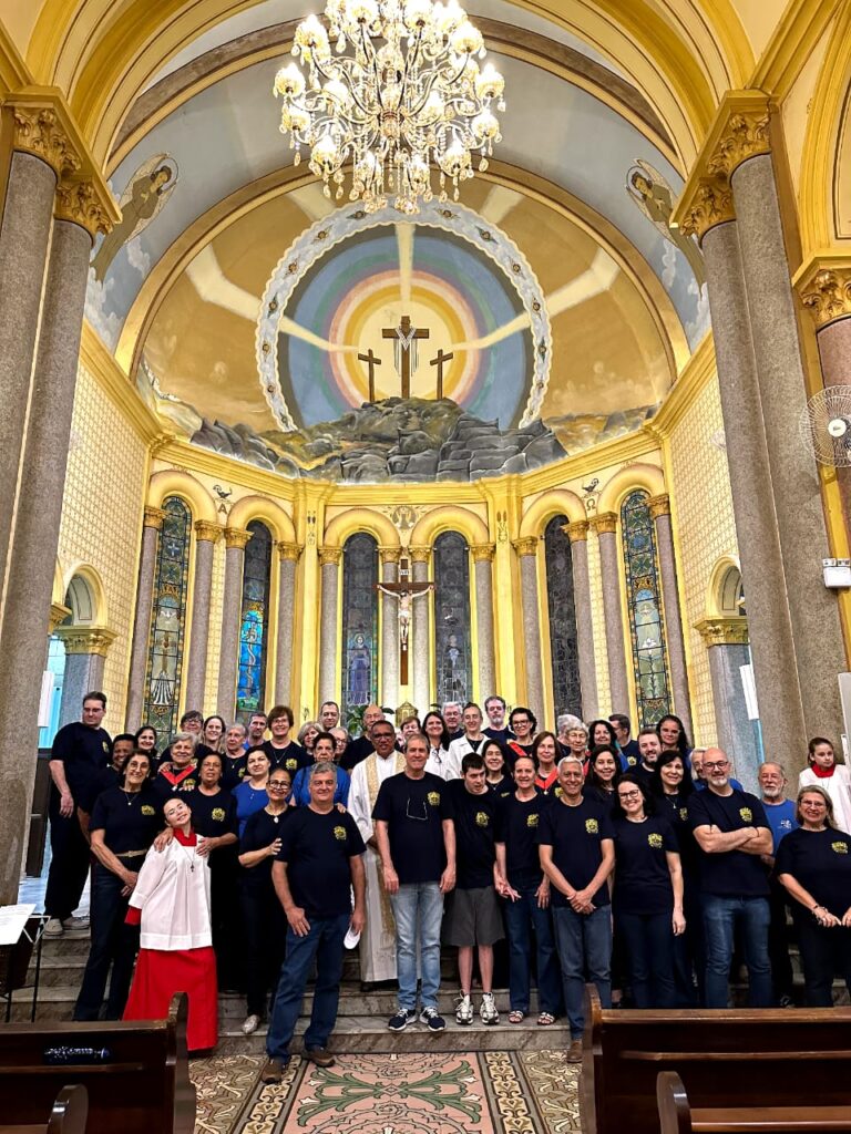 Voluntários que atuam na programação da Santa Cruz