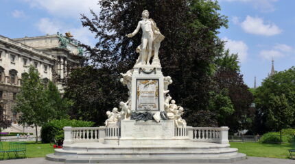 Estátua de Wolfgang Amadeus Mozart no parque Burggarten, Viena, Áustria. Foto: C.Stadler/Bwag - Own work, CC BY-SA 4.0, https://commons.wikimedia.org/w/index.php?curid=49736544