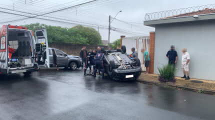 Corpo de Bombeiros e Samu atuam no resgate de motorista após capotamento