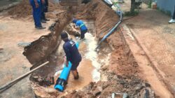 Reparo está sendo feito na Rua 4 com as Avenidas 40 e 42 e deve ser finalizado até o final desta manhã. Por abranger vários bairros, a normalização do fornecimento de água vai acontecer lentamente e deve ser regularizado até o final da tarde desta quarta-feira (14)