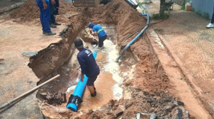 Reparo está sendo feito na Rua 4 com as Avenidas 40 e 42 e deve ser finalizado até o final desta manhã. Por abranger vários bairros, a normalização do fornecimento de água vai acontecer lentamente e deve ser regularizado até o final da tarde desta quarta-feira (14)