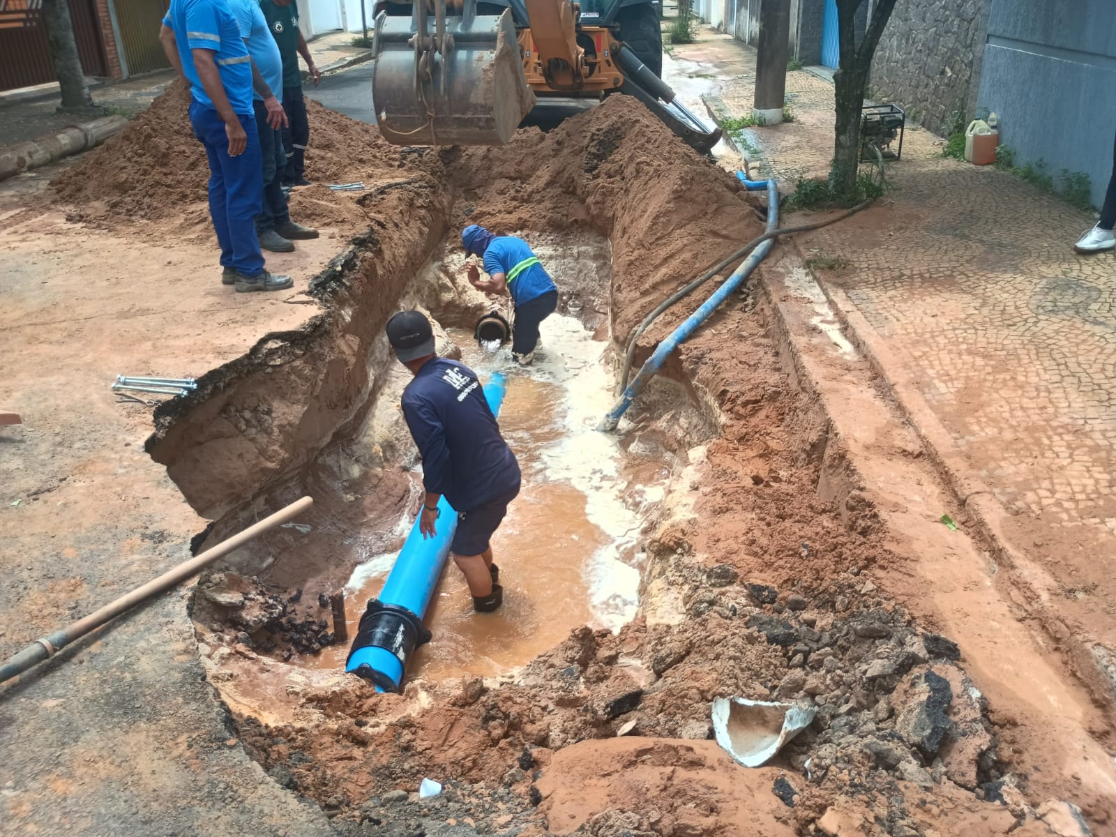 Reparo está sendo feito na Rua 4 com as Avenidas 40 e 42 e deve ser finalizado até o final desta manhã. Por abranger vários bairros, a normalização do fornecimento de água vai acontecer lentamente e deve ser regularizado até o final da tarde desta quarta-feira (14)