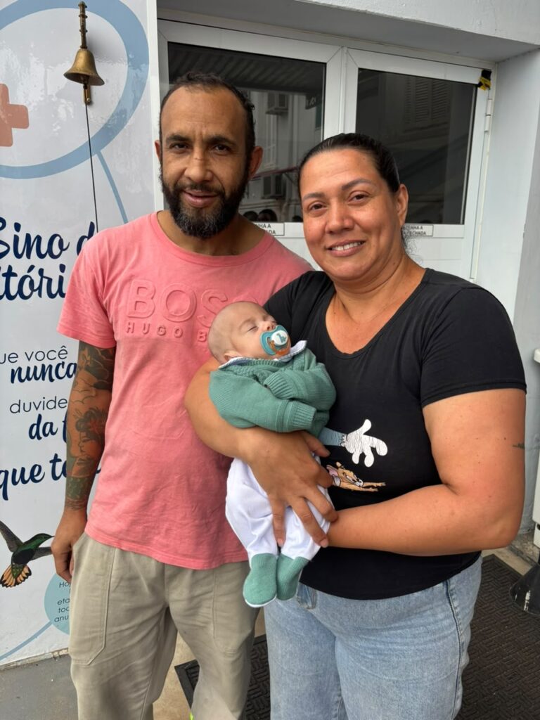 O casal Tiago dos Santos e Cintia Burriguel celebra a alta do filho Levi
