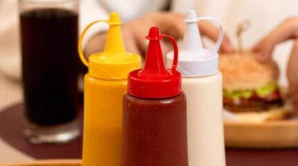 As bisnagas de ketchup, maionese e outros molhos deverão ser substituídas por sachês ou potes individuais