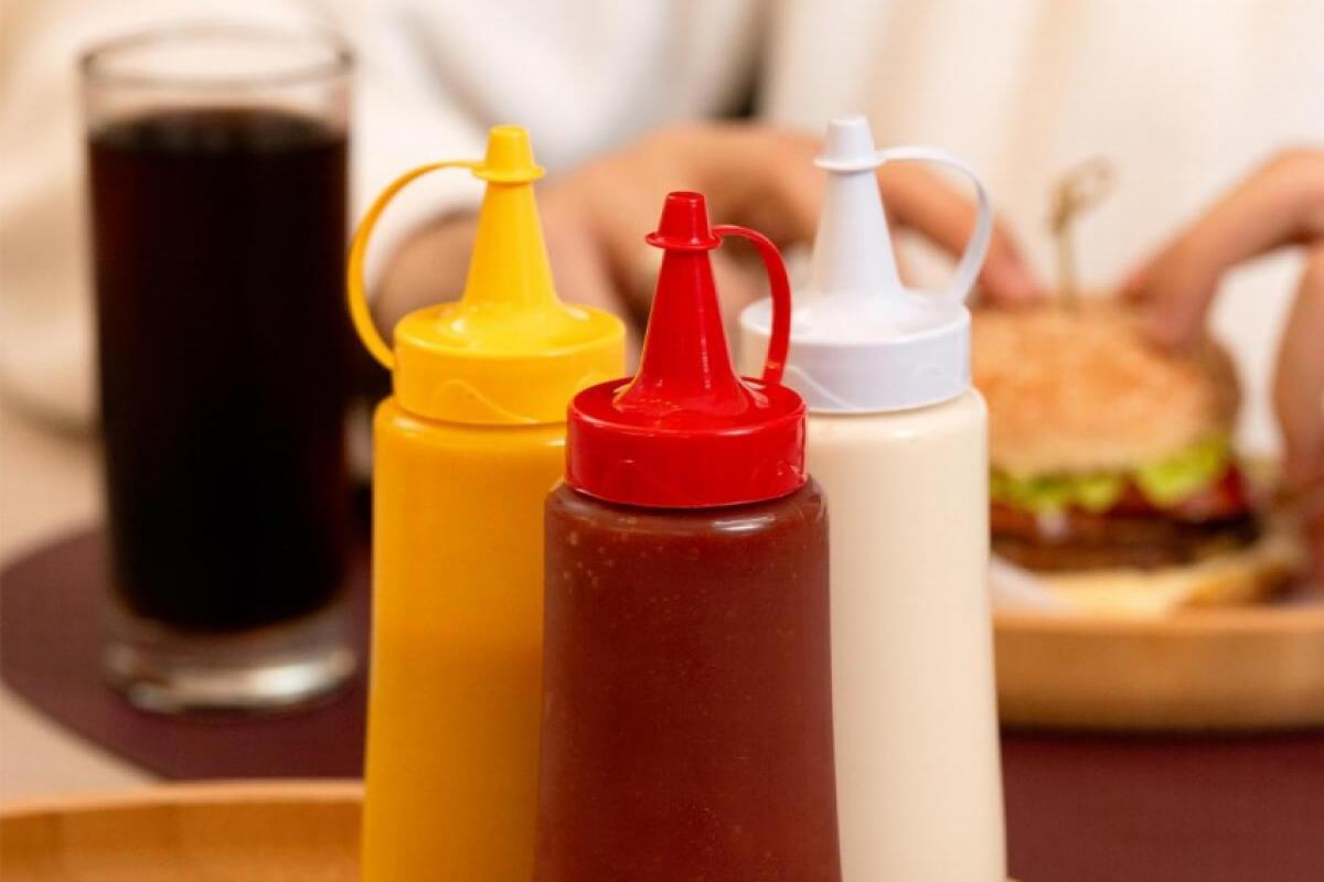 As bisnagas de ketchup, maionese e outros molhos deverão ser substituídas por sachês ou potes individuais