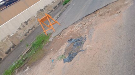 Buracos atrapalham passagem de veículos e trazem riscos no bairro Boa Vista