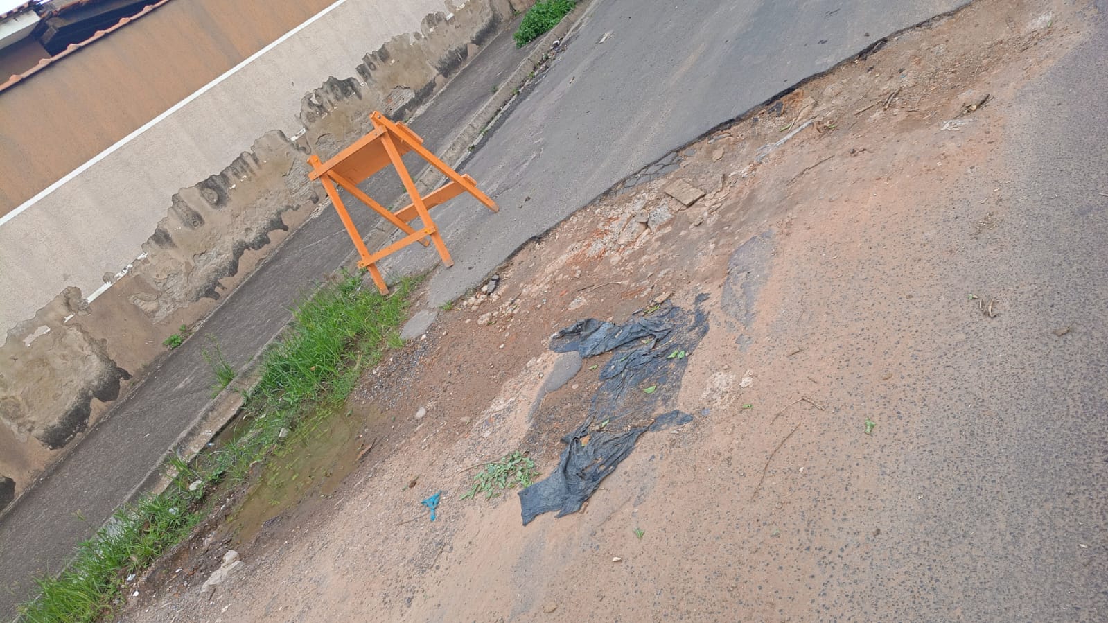 Buracos atrapalham passagem de veículos e trazem riscos no bairro Boa Vista