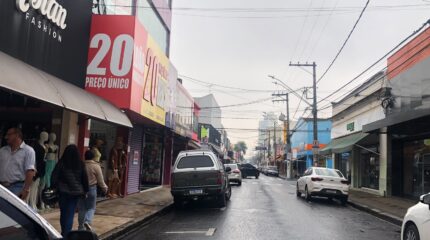Comércio de rua (foto acima) fica fechado na segunda-feira (2); Shopping Rio Claro terá expediente especial no Finados