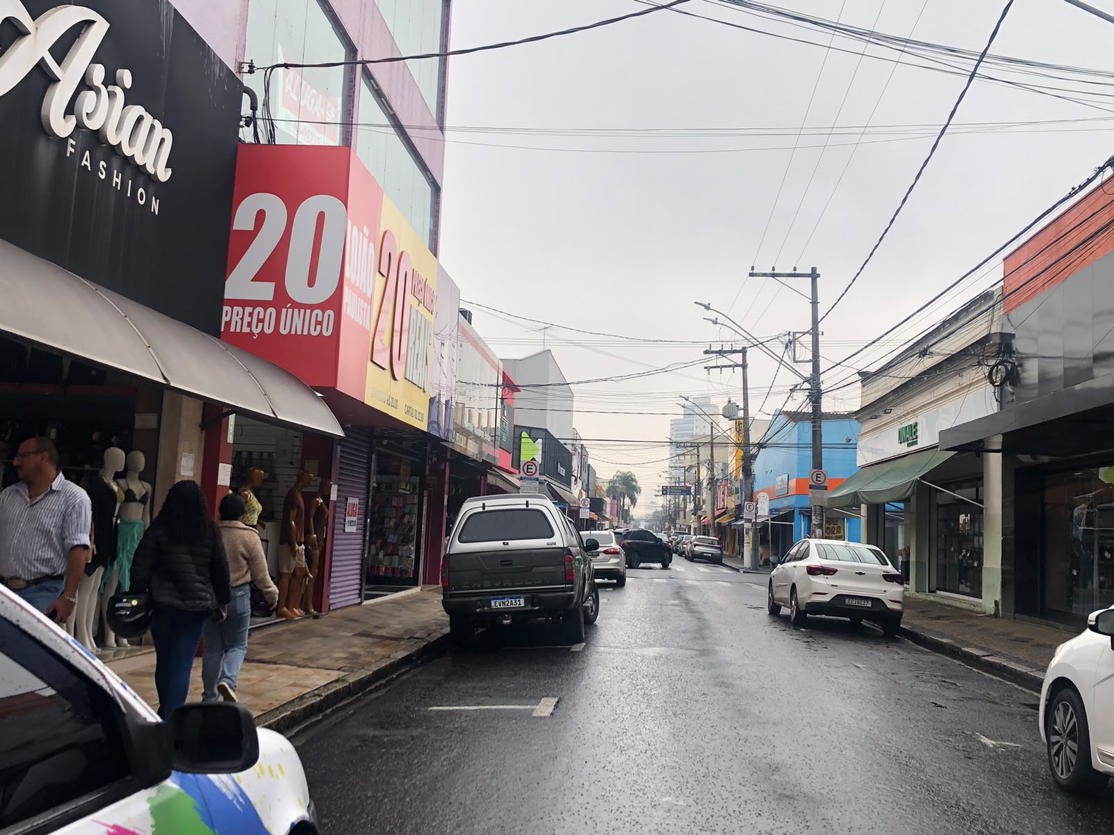 Comércio de rua (foto acima) fica fechado na segunda-feira (2); Shopping Rio Claro terá expediente especial no Finados