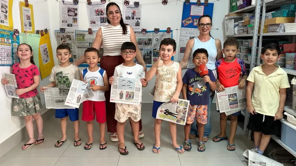 Crianças do Infantil II, ao lado da agente educacional Solange Andrade (à esquerda) e da professora Rosângela Penteado (à direita)
