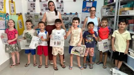 Crianças do Infantil II, ao lado da agente educacional Solange Andrade (à esquerda) e da professora Rosângela Penteado (à direita)