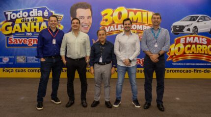 Diretoria do Grupo Savegnago no lançamento da campanha de final de ano “Todo Dia é Dia de Ganhar no Savegnago”, que distribuirá 30 mil vales-compras e sorteará 10 carros (Foto: Divulgação)