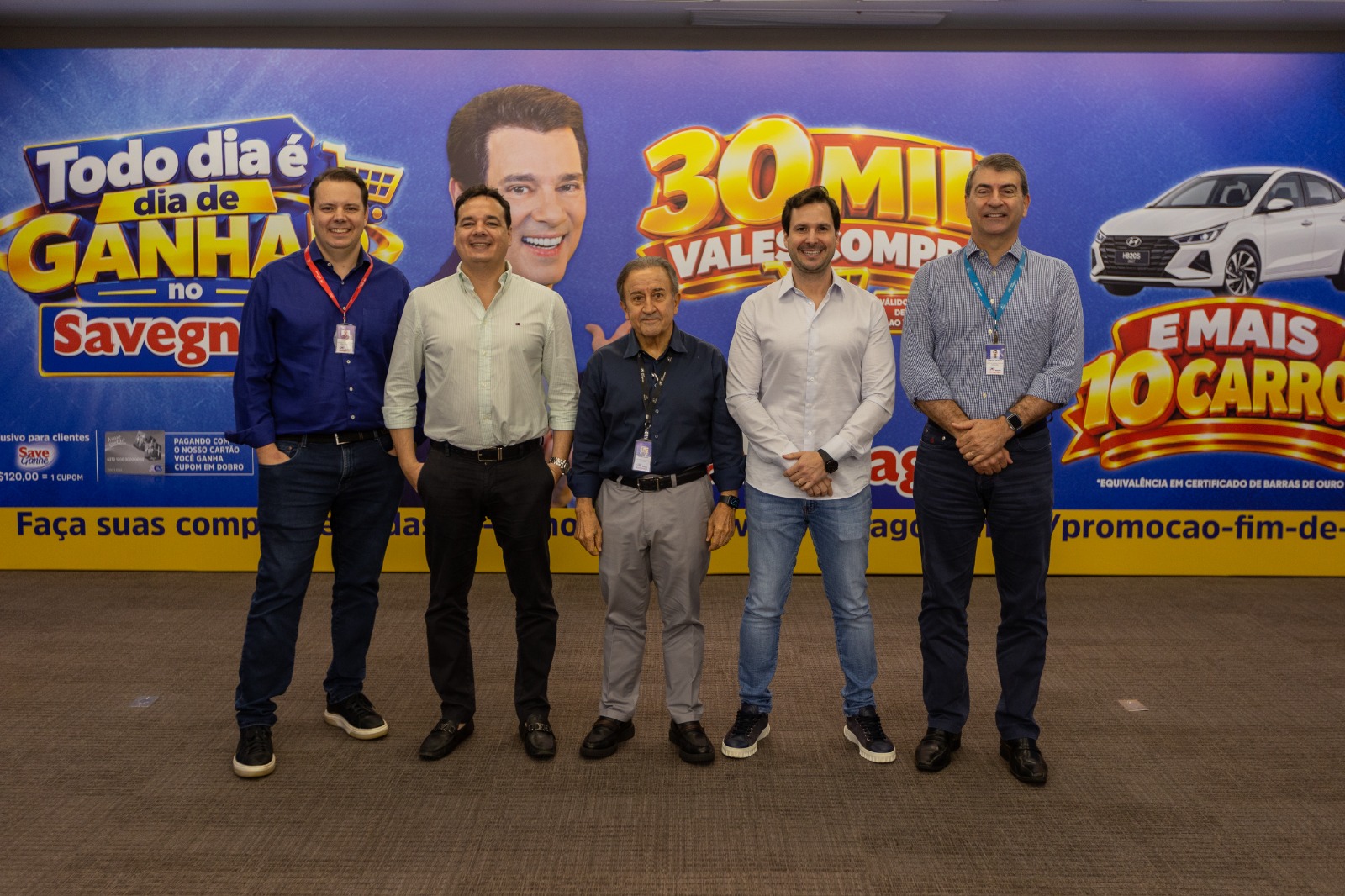 Diretoria do Grupo Savegnago no lançamento da campanha de final de ano “Todo Dia é Dia de Ganhar no Savegnago”, que distribuirá 30 mil vales-compras e sorteará 10 carros (Foto: Divulgação)