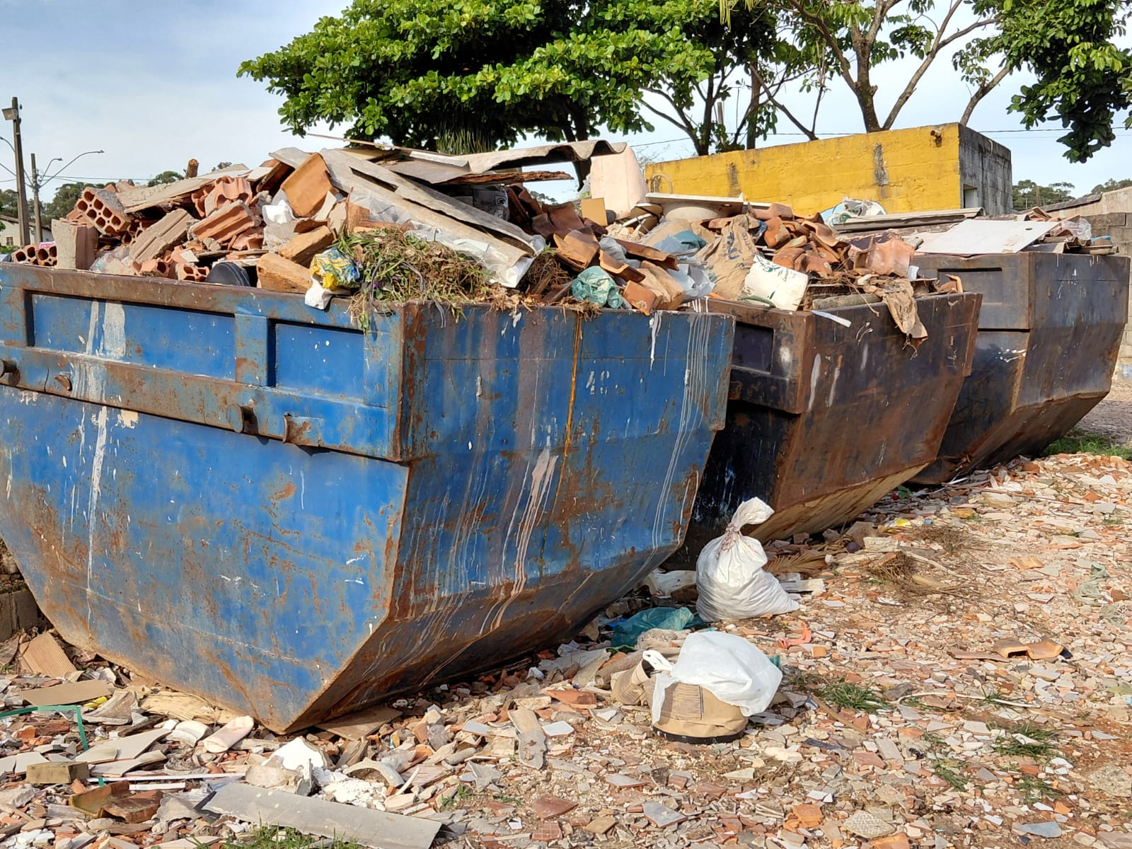 Moradores relatam caçambas lotadas e problemas nas estruturas de Ecopontos; A Prefeitura informou que está tomando providências