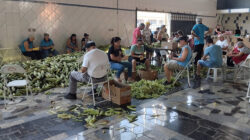 Voluntários são responsáveis por descascar o milho e preparar manualmente as receitas. Foto: Redes Sociais/Paróquia Bom Jesus/Arquivo JC