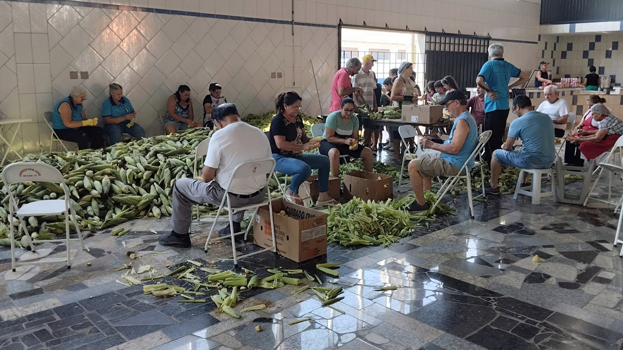 Voluntários são responsáveis por descascar o milho e preparar manualmente as receitas. Foto: Redes Sociais/Paróquia Bom Jesus/Arquivo JC