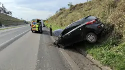 Motorista colide contra barranco e capota na Rodovia Wilson Finardi, em Rio Claro. Ele sofreu um corte na testa e alguns ferimentos pelo corpo
