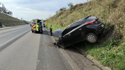 Motorista colide contra barranco e capota na Rodovia Wilson Finardi, em Rio Claro. Ele sofreu um corte na testa e alguns ferimentos pelo corpo