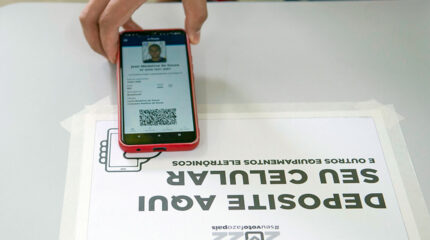 É proibido levar celular e outros equipamentos à cabine. Quem se recusar a entregá-los poderá ser impedido de votar. Foto: Edilson Rodrigues/Agência Senado