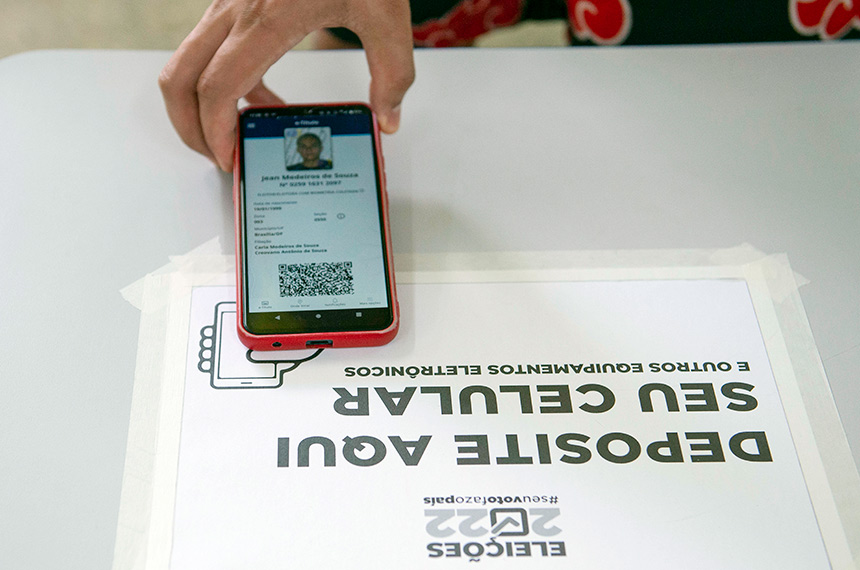 É proibido levar celular e outros equipamentos à cabine. Quem se recusar a entregá-los poderá ser impedido de votar. Foto: Edilson Rodrigues/Agência Senado