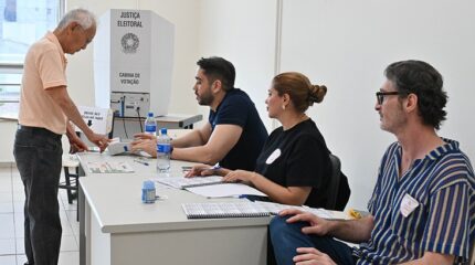 Quem não votou no 1º turno pode votar normalmente, desde que o título esteja em situação regular; votação acontecerá neste domingo, 25 de outubro, das 8h às 17h