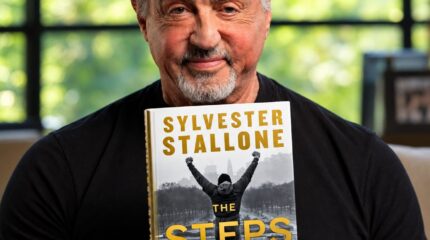 Aos 80 anos, Sylvester Stallone posa com sua nova autobiografia, The Steps. Na obra, o ator detalha os bastidores de produções clássicas do cinema, como a franquia Rocky, além de compartilhar reflexões sobre sua trajetória, superações físicas e memórias pessoais